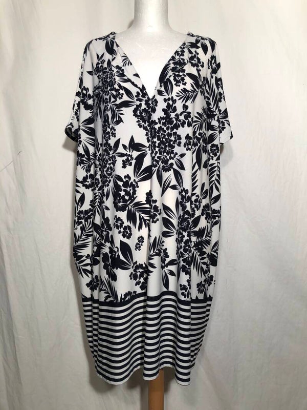 Yoek wit/blauw gestreept en gebloemd tuniek met V hals maat 50/52