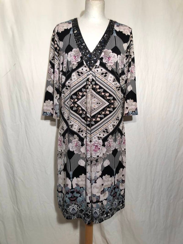 K-design zwart/grijs print jurk met steentjes op de buste maat XXL