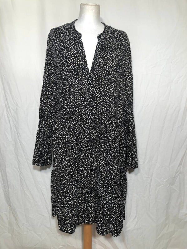Only Carmakoma zwarte jurk met beige bloemetjes maat 44