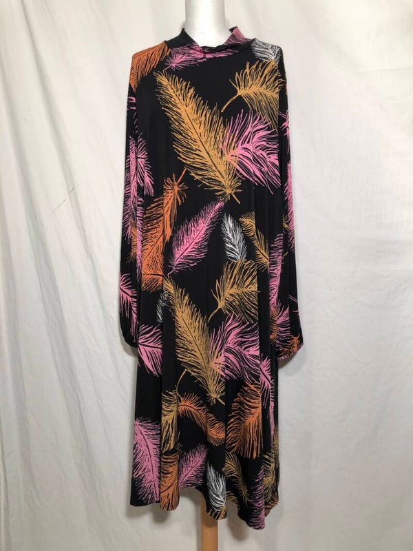 Yoek zwarte jurk met oranje, roze en witte veren maat 54/56