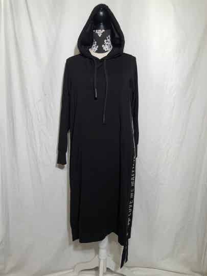 Mat zwarte jurk met opdruk en capuchon maat 42/44