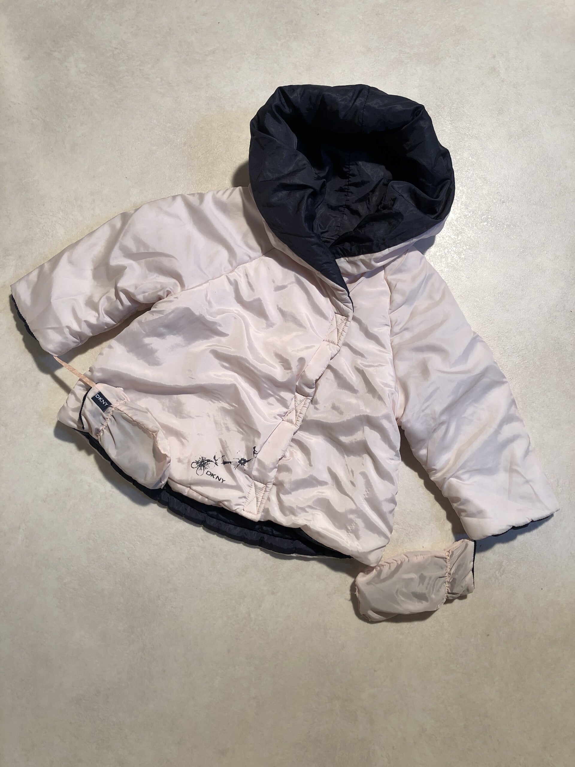 DKNY lichtroze/ blauwe tussen jasje met wantjes maat 80