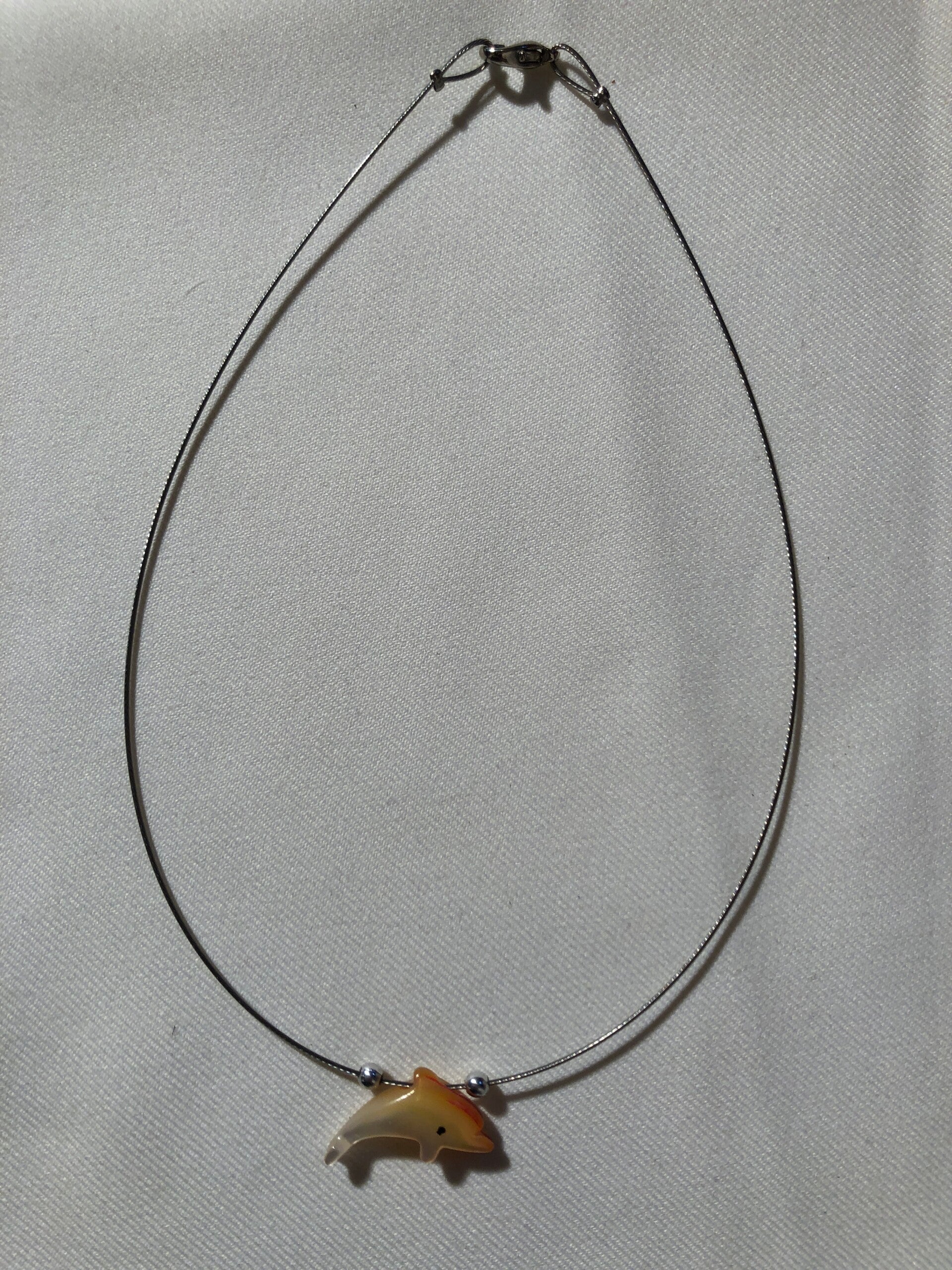 Spang ketting met oranje dolfijntje