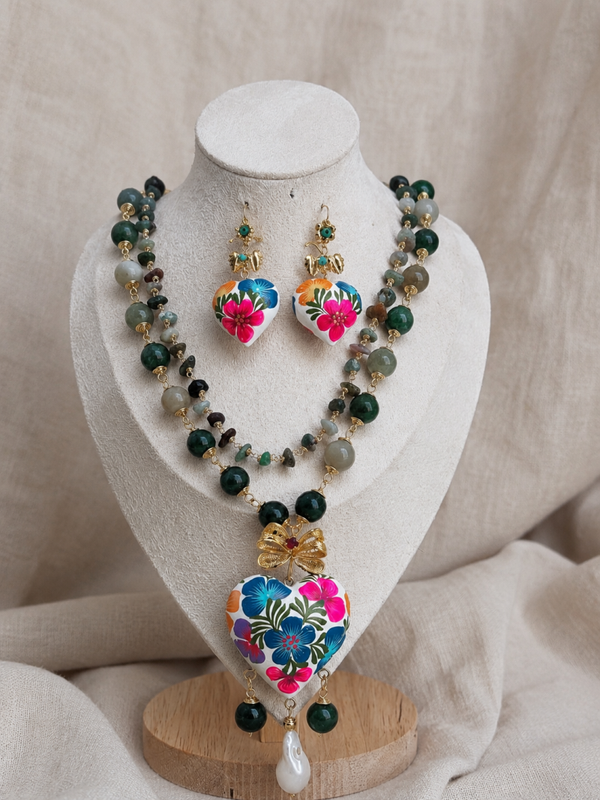 Collar artesanal de ágata musgosa con corazón de madera de copal pintado a mano