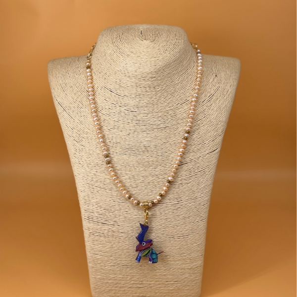 🦜 Alas de mi Tierra  Collar de Perlas Cultivadas con Ave Artesanal