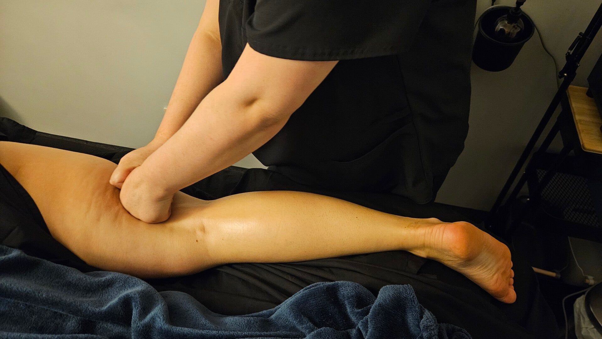 Deep tissue massage in Barrie, ON performed on the leg