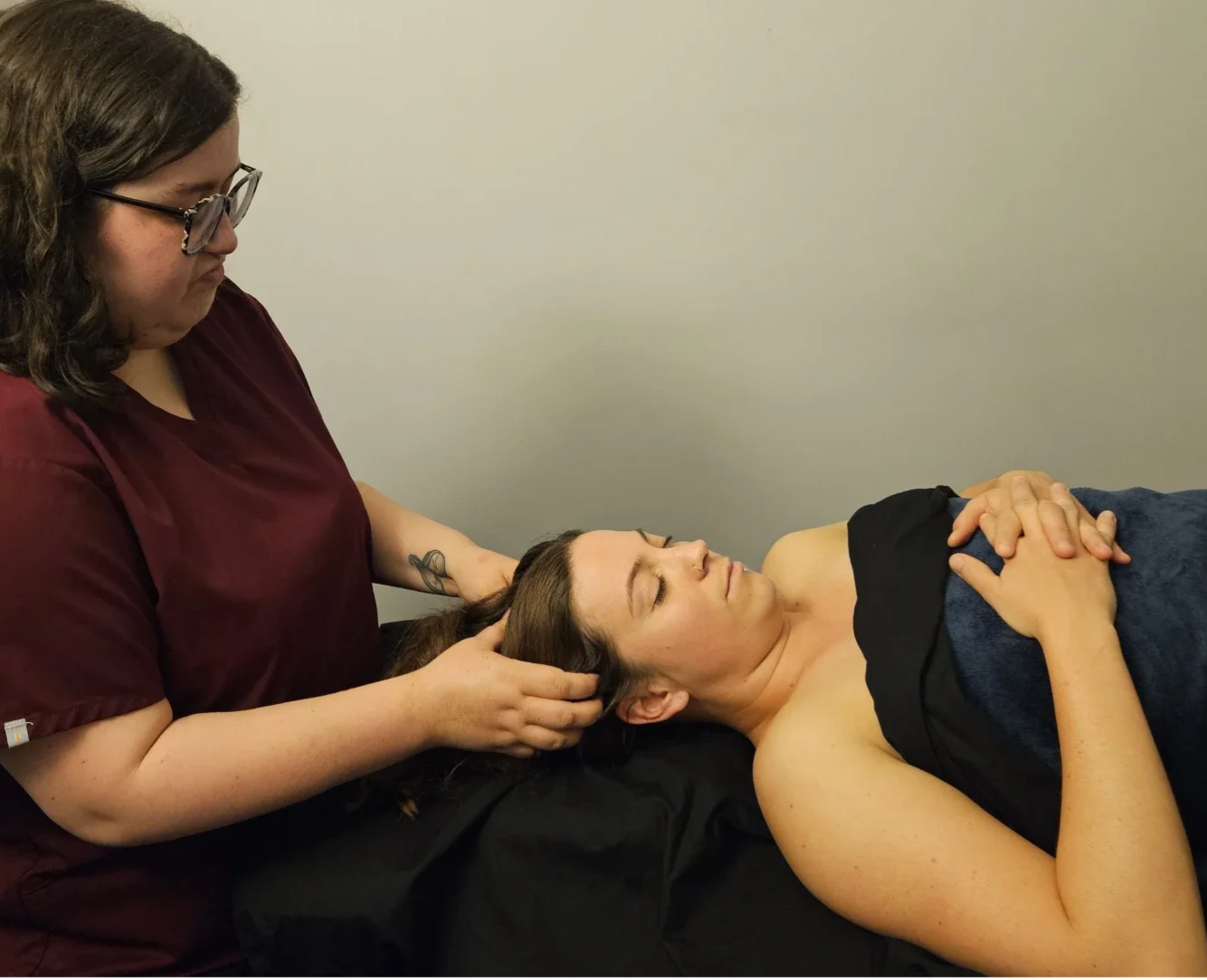 Tianna Rice, RMT performing massage therapy in Barrie, ON