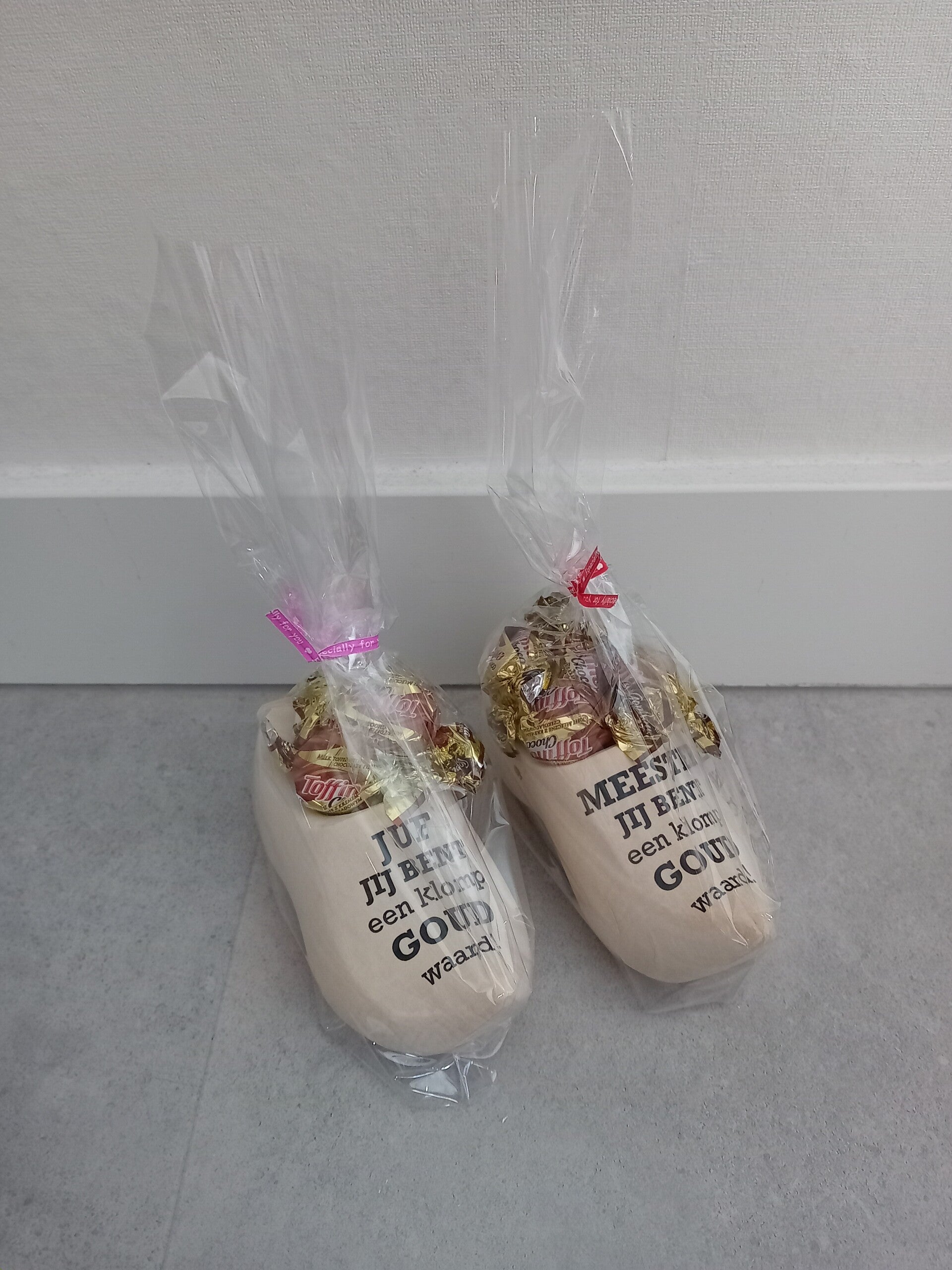 Houten klompjes met tekst.