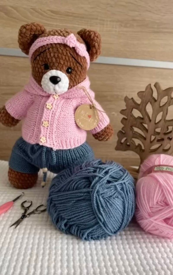 Plüschbär in Freizeitkleidung