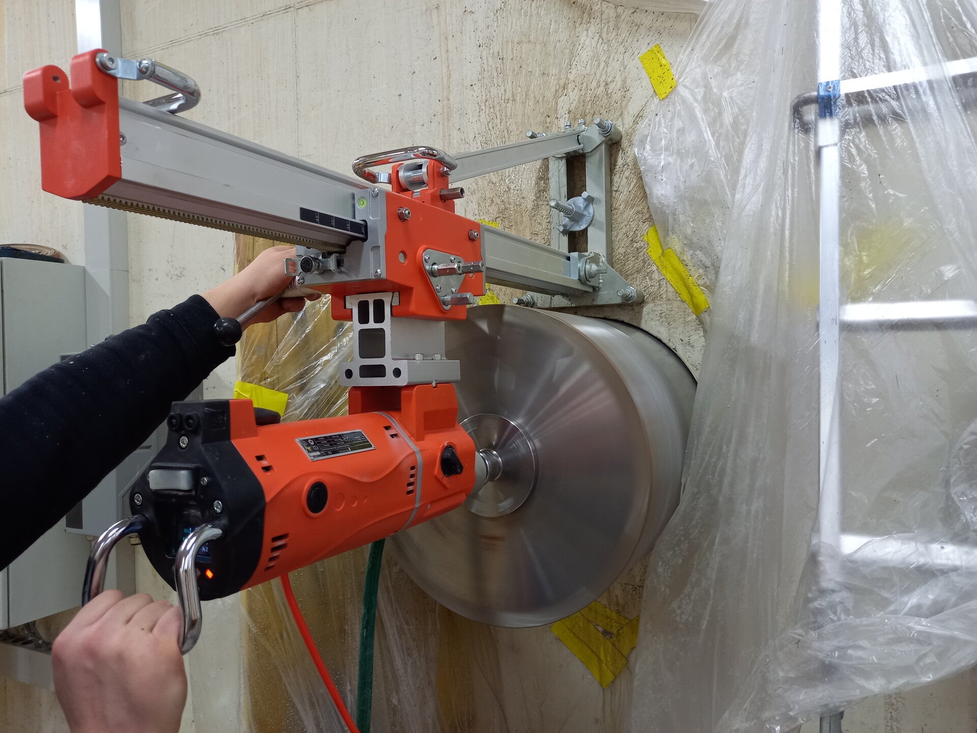 Präzise Kernbohrung in Beton zur Herstellung sauberer Durchführungen für Leitungen und technische Installationen.