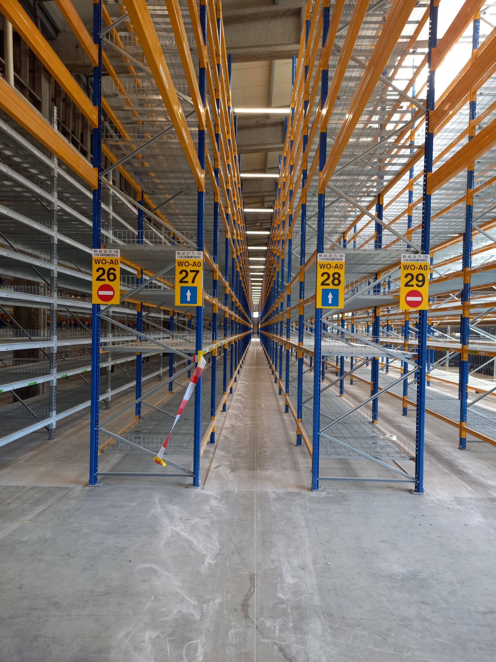 Installierte Induktionsschleifen in einem Hochregallager zur präzisen Fahrzeugführung und Steuerung von Staplern und autonomen Fahrzeugen.