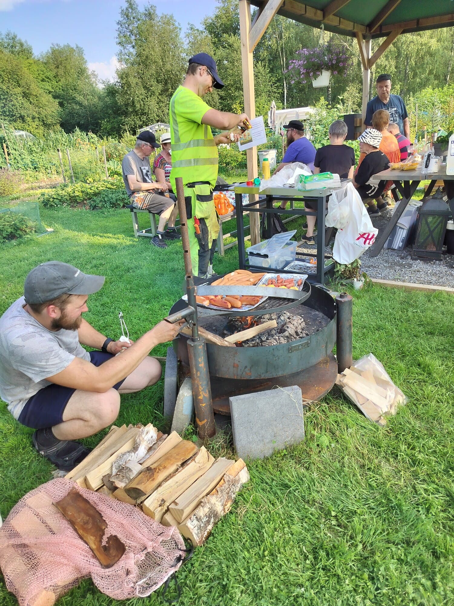 Ensimmäisen hallituksen ensimmäinen kokous. Puheenjohtajana Arja Raiski
