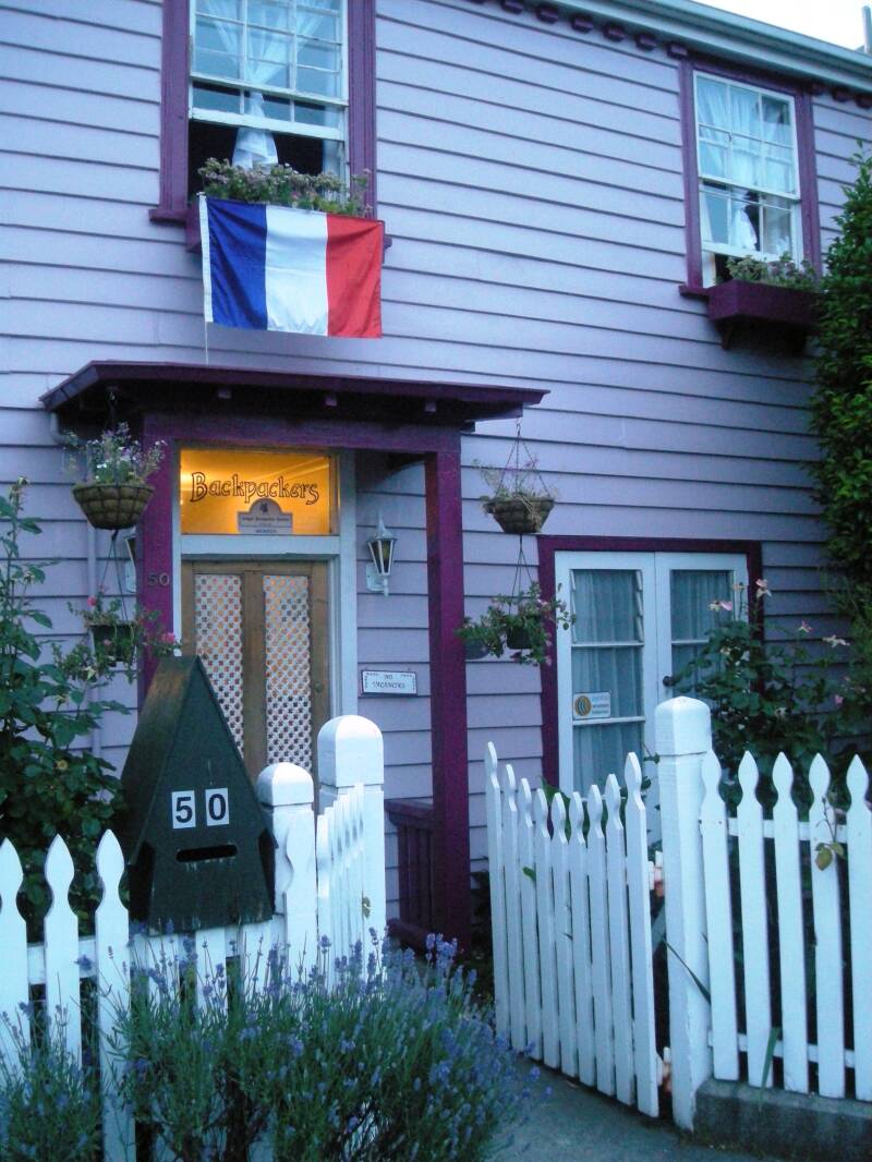 376-chez-la-mer-backpackers-standard.jpg