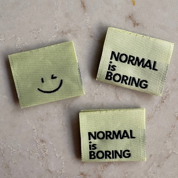 Label 'Normal is Boring' - lichtgroen