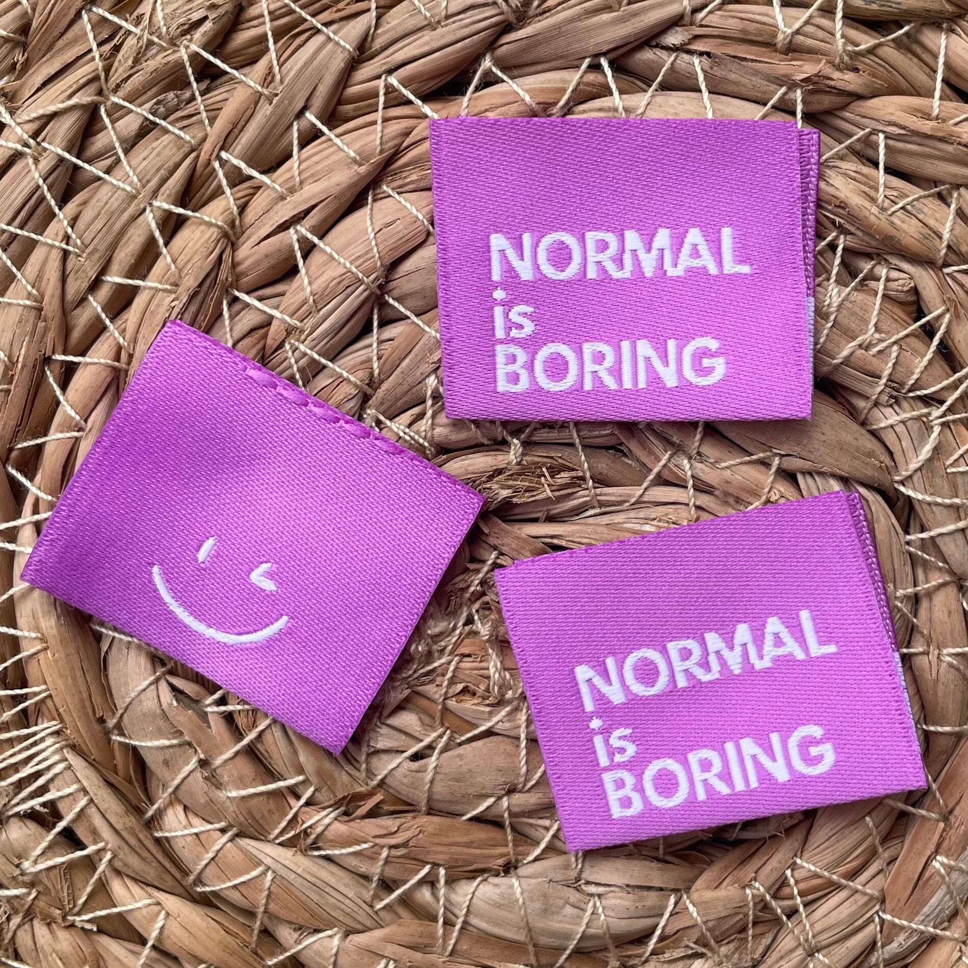 Label 'Normal is Boring' - paars