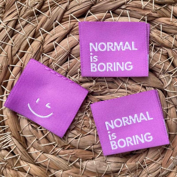 Label 'Normal is Boring' - paars