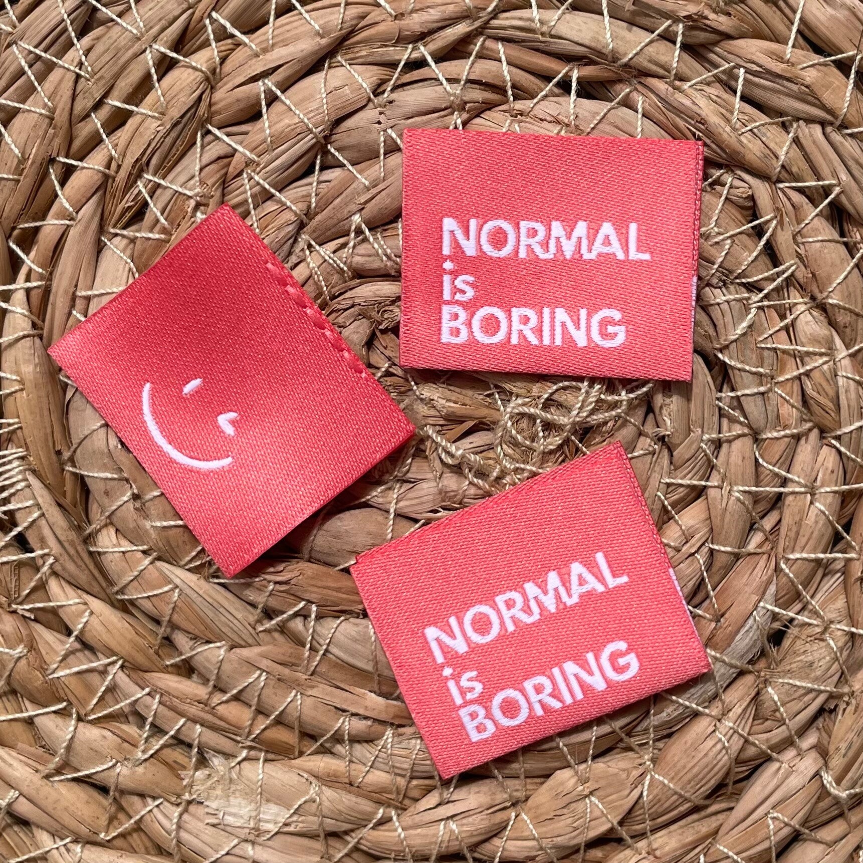 Label 'Normal is Boring' - roze