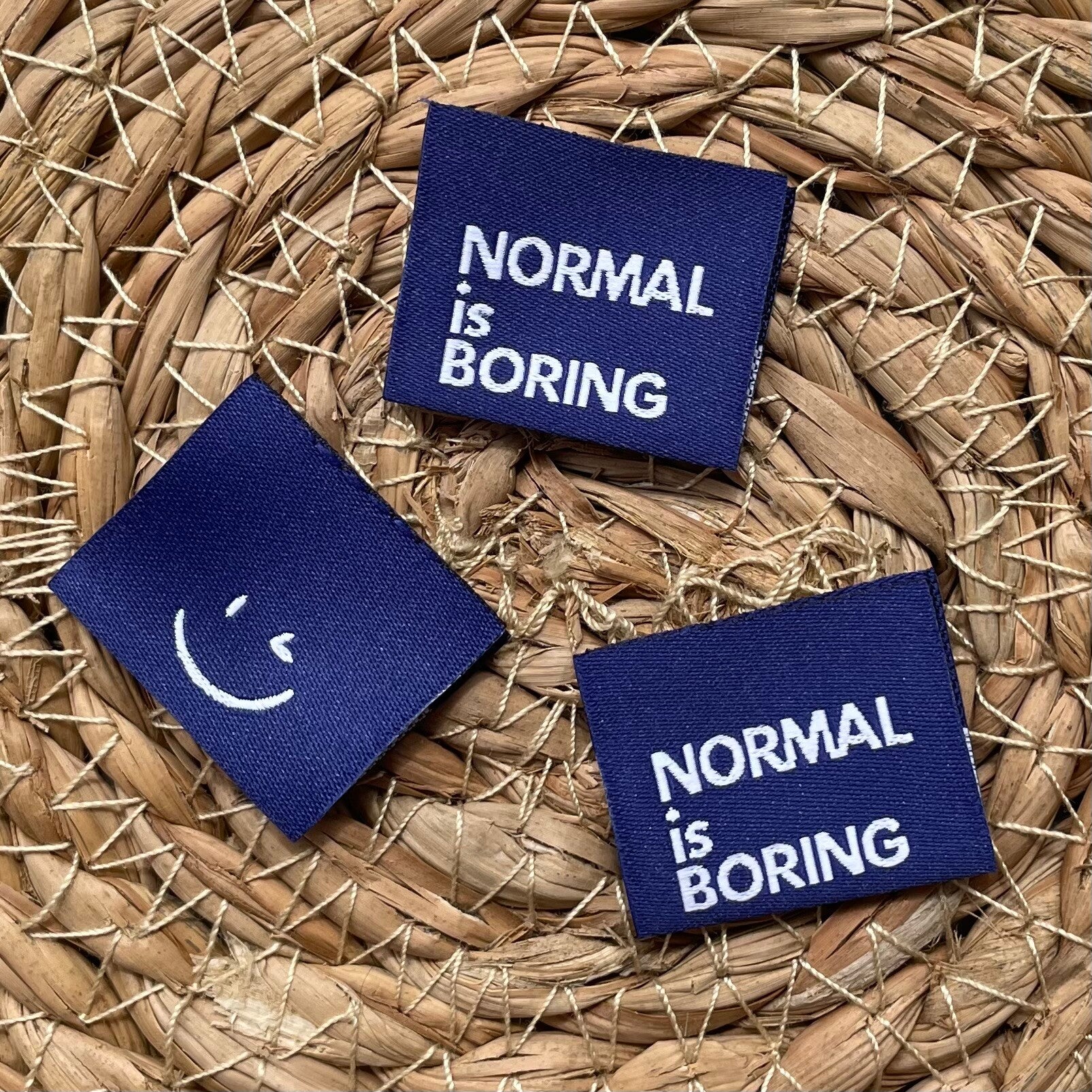 Label 'Normal is Boring' - blauw