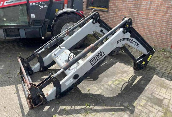 Fourche à fumier Fourche à palette Support parallèle Montage rapide mécanique Commande par joystick Chargeur frontal impeccable d'un Massey Ferguson 5445 T2. Hauteur de levage de 3,50 m sous godet plat. Capacité de levage de 2 200 kg.  Chargeur frontal im