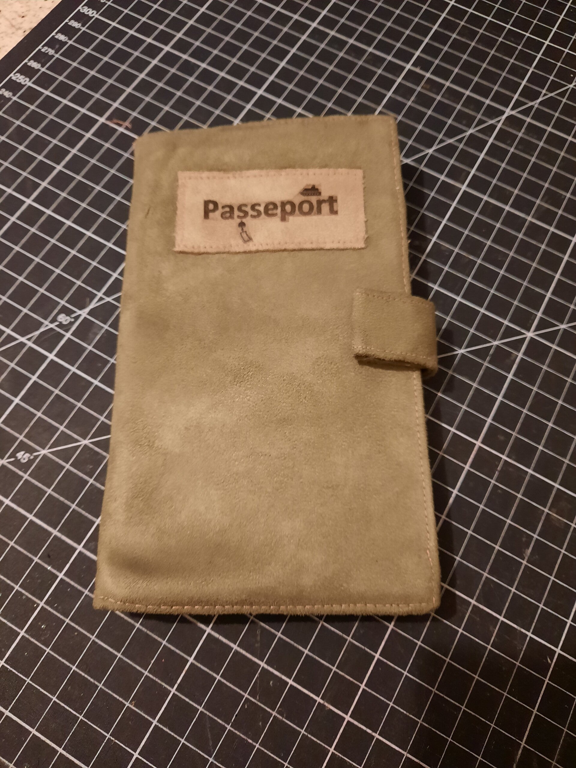 Etui passeport en suedine