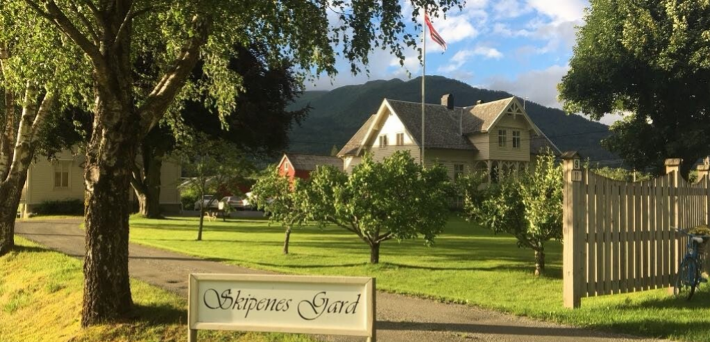 Våningshuset på Skipenes gard, sett fra veien. 