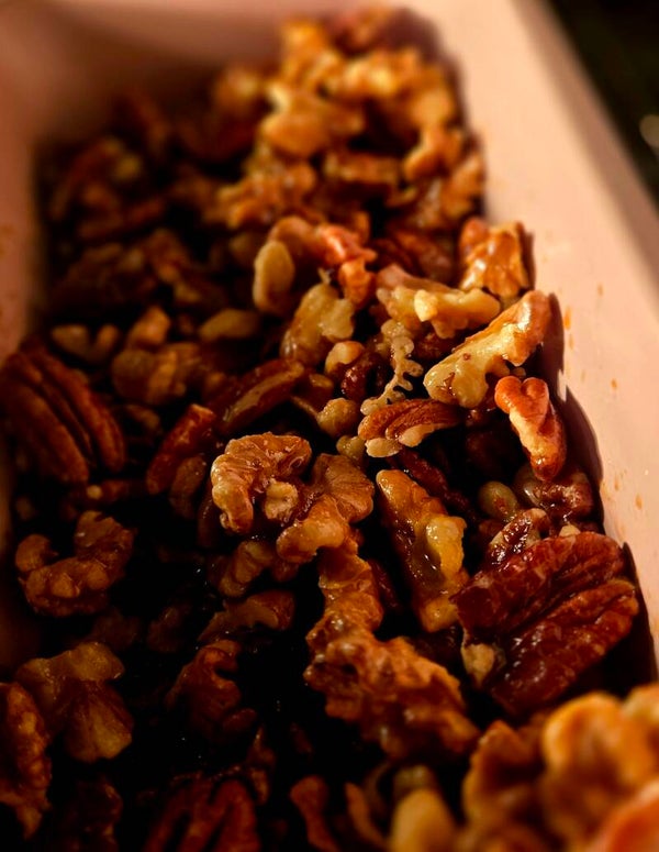 Notenbroodje met honing en zeezout gekarameliseerde walnoot en pecannoten