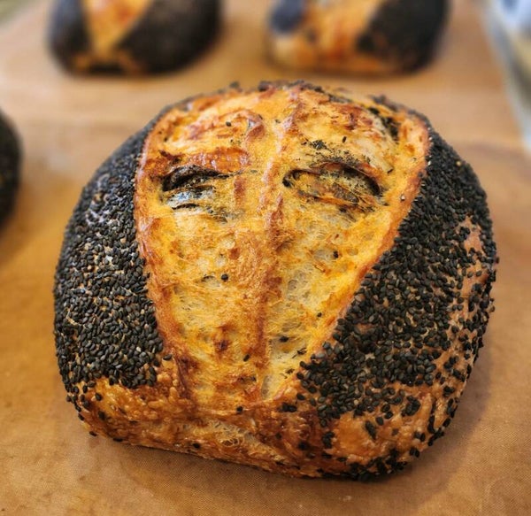 Cheddar met zwarte tahini en sesamzaad