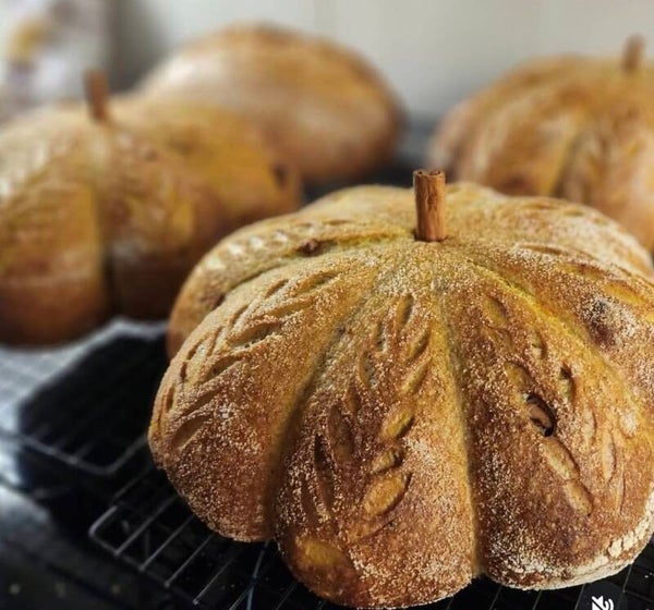 Pompoenvormig broodje met pompoen, kurkuma, appel(kaneel) en pumpkin-spice!