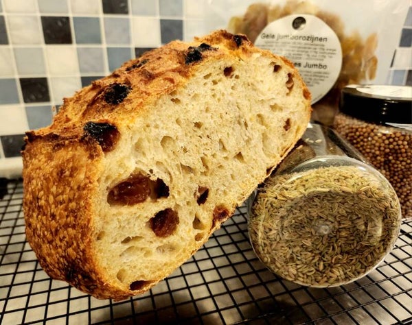 Semolina brood met lichte rozijnen, venkelzaad, en sinaasappelzeste