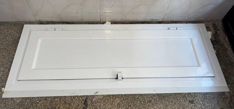 Instalación de puerta de PVC en comunidad de propietarios en Manoteras