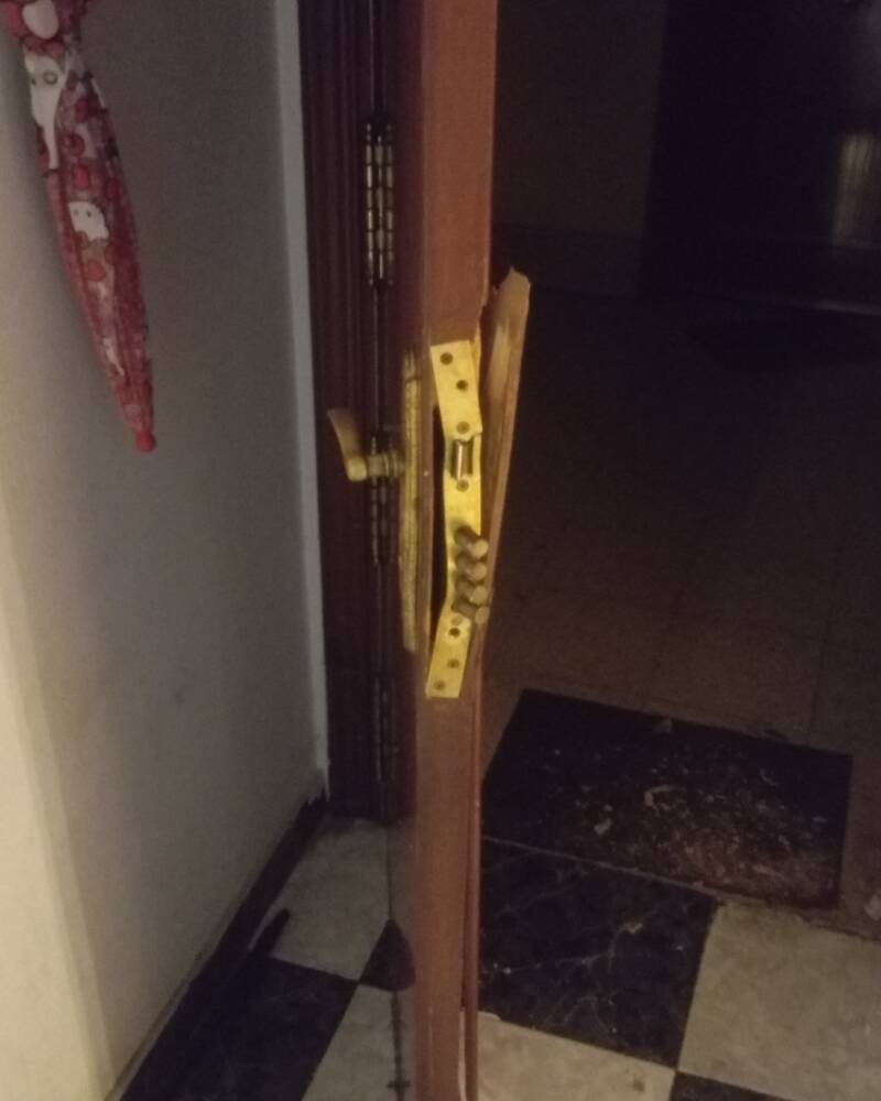 Cerradura averiada por robo en vivienda