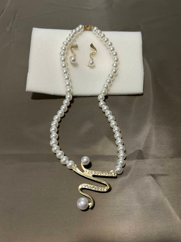 Pearl necklace + earrings