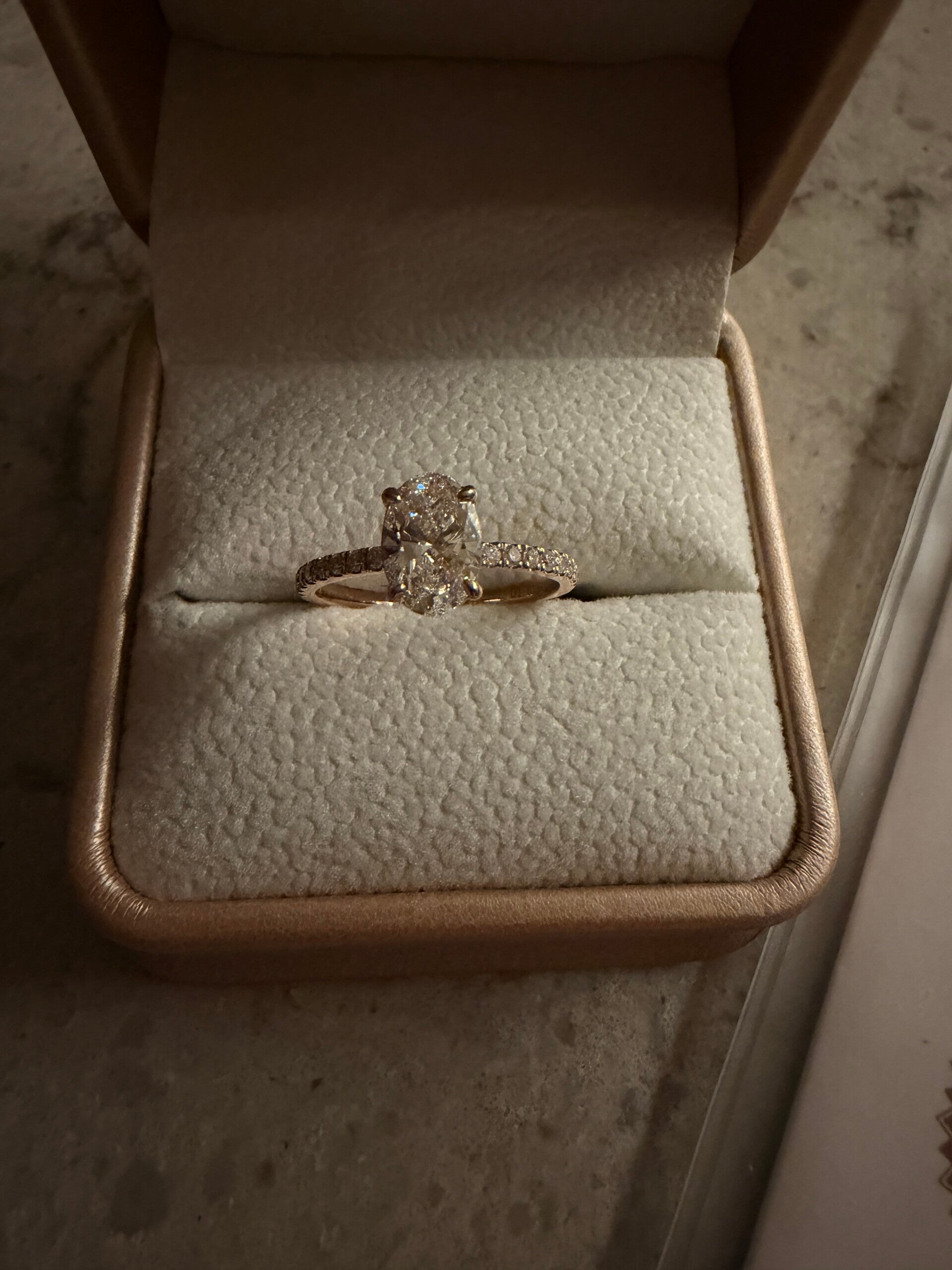 1,01 ct Oval diamant ring i 9K rose gull