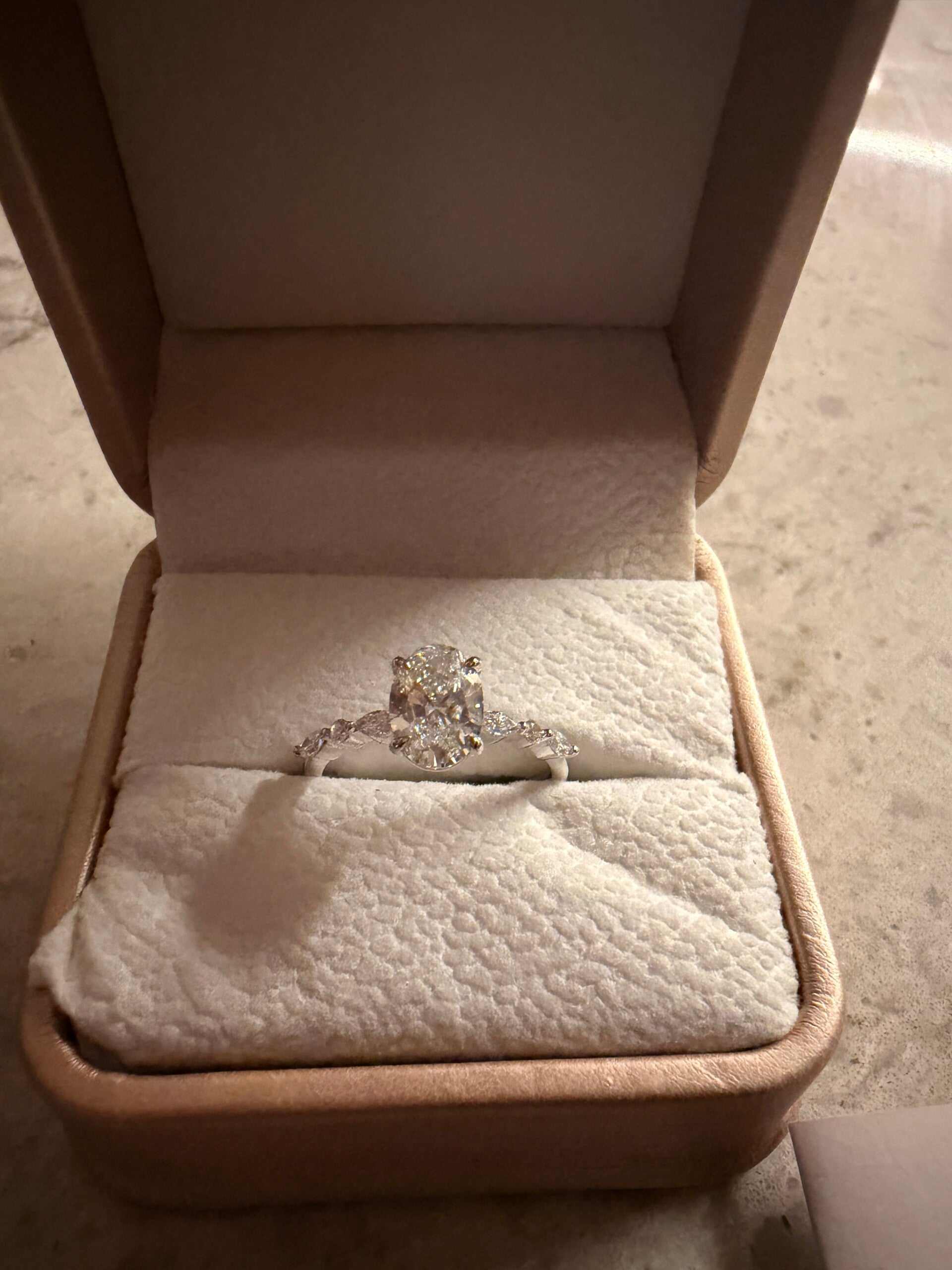 1,09 ct oval diamant ring i hvitt gull (585)