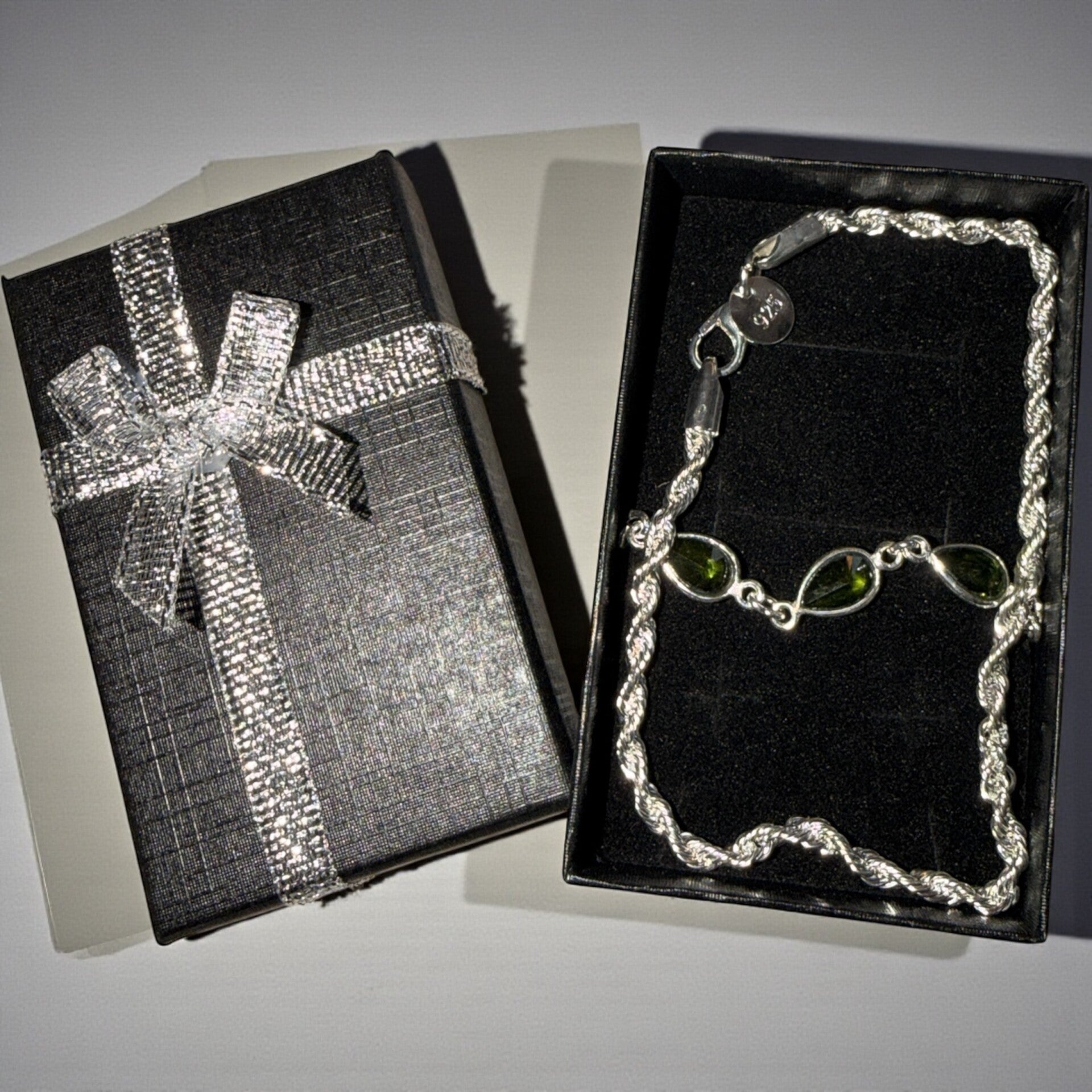 Peridot og sølvarmbånd sammen