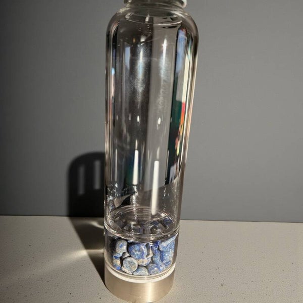 Vannflaske med Lapis lazuli krystaller