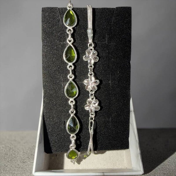 Peridot og sølvarmbånd sammen