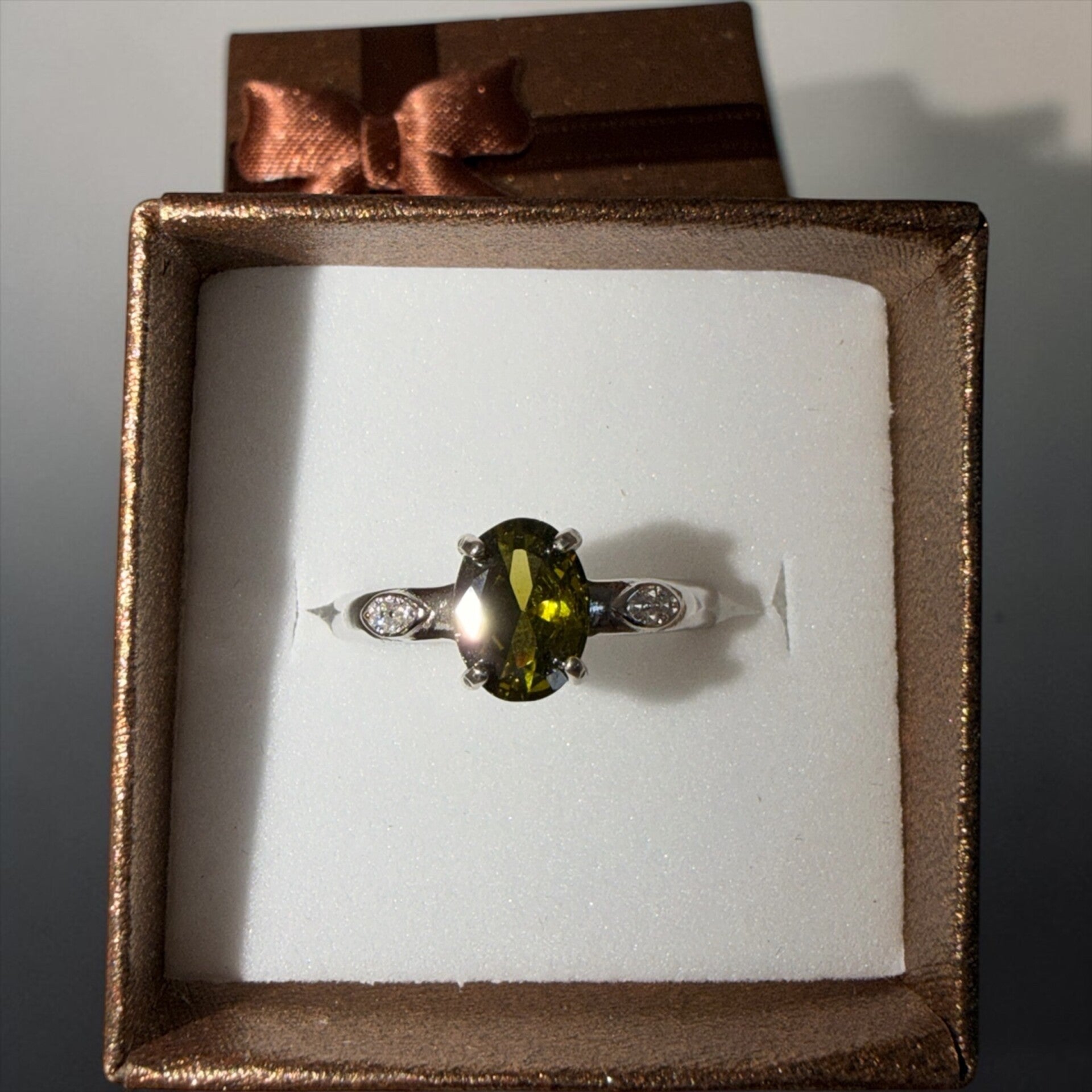 Peridot ring i sølv