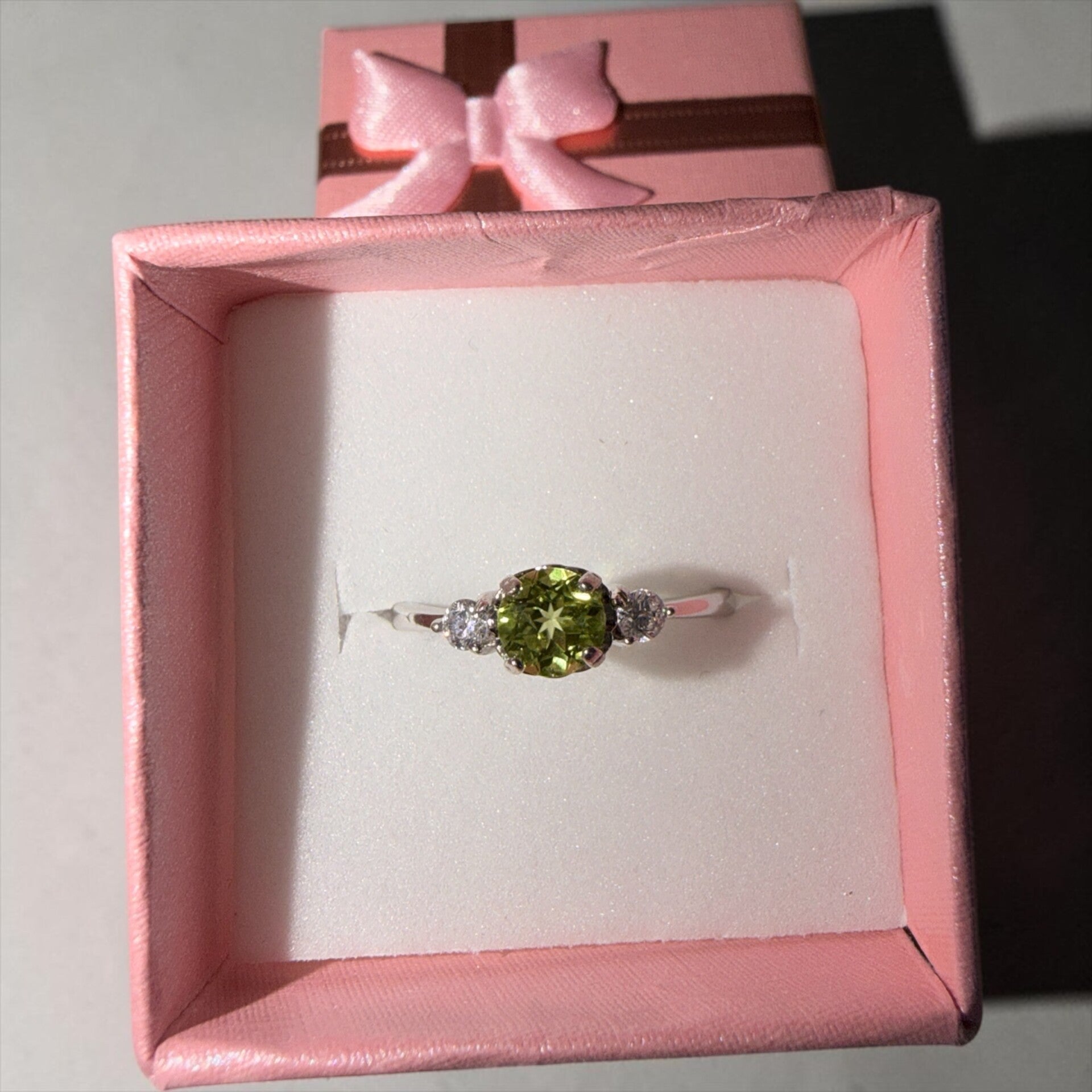 Lys peridot ring i sølv