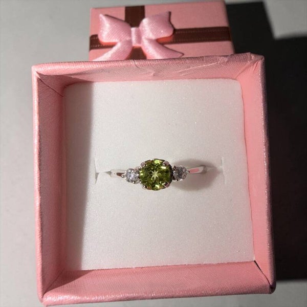 Lys peridot ring i sølv