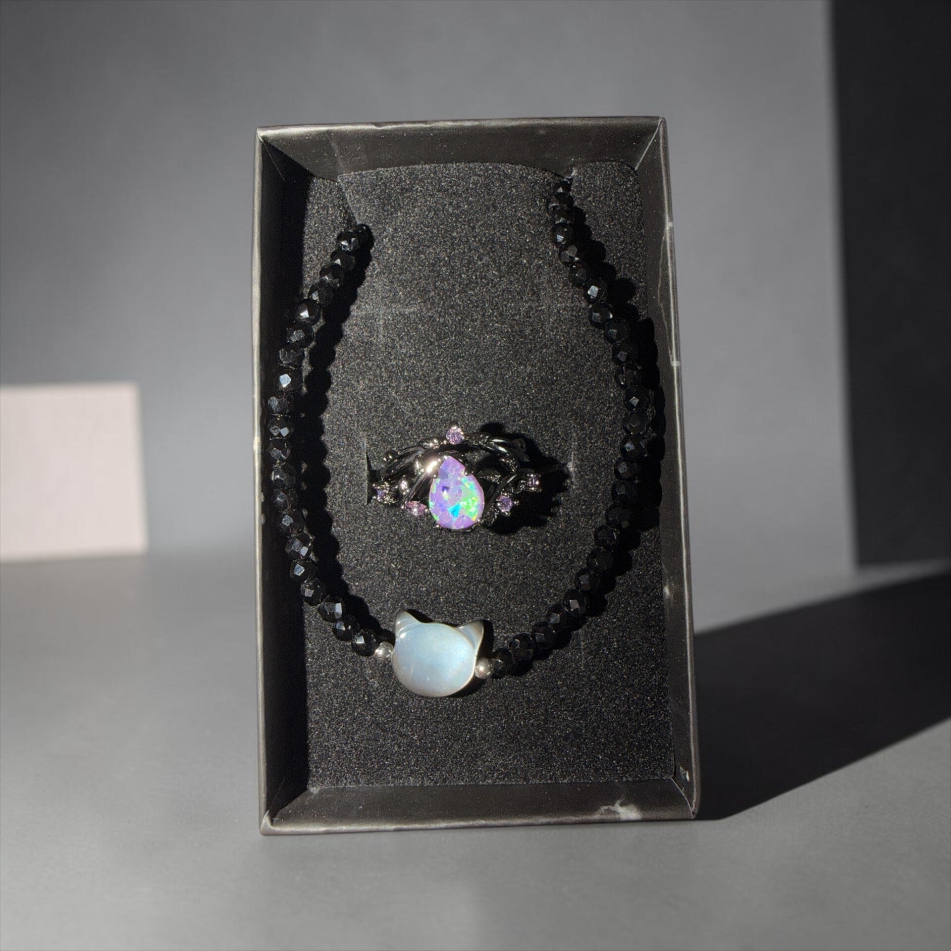 Obsidian og syntetisk opal sammen