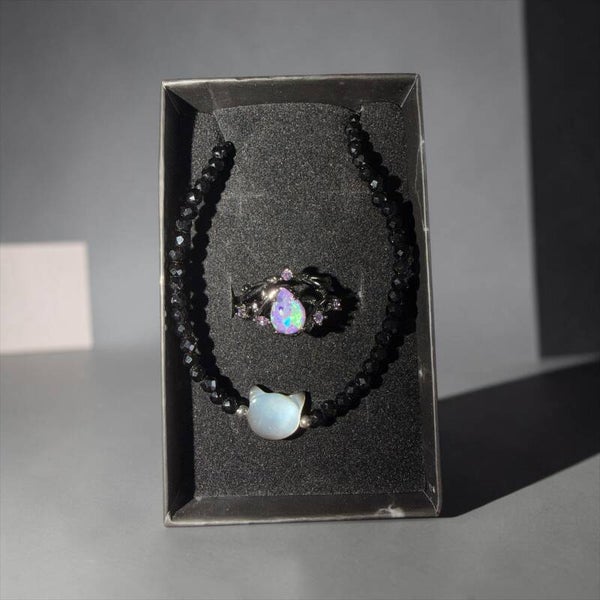 Obsidian og syntetisk opal sammen