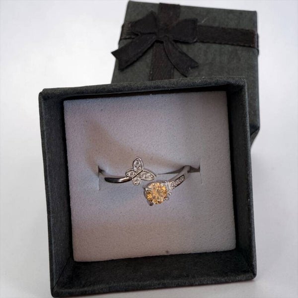 Vakker sommerfugl ring med gul Moissanite