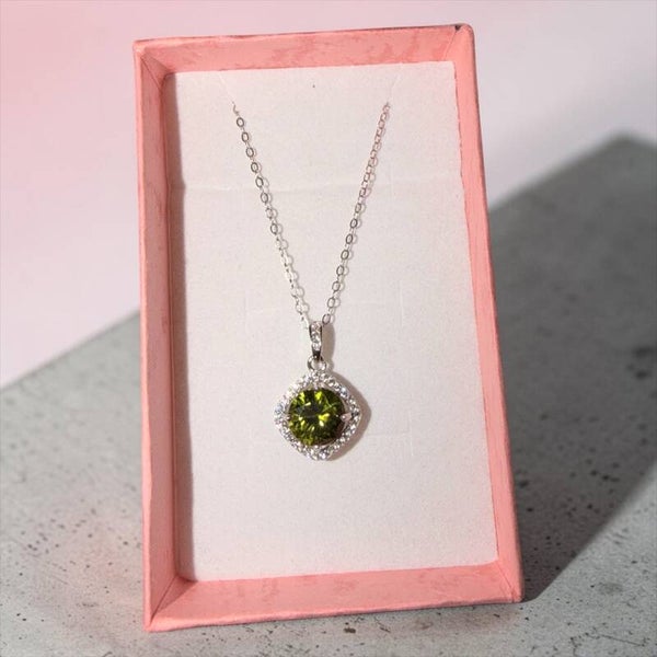 Peridot anheng i sølv