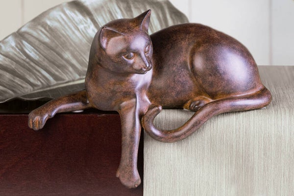 Gilde Tofu – Decoratieve Liggende Kat – Bruin Bronslook – 28 cm