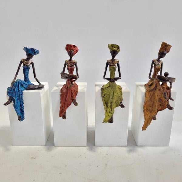 Bronzen beeld "Lezende vrouw" 25 cm unieke items, verschillende kleuren