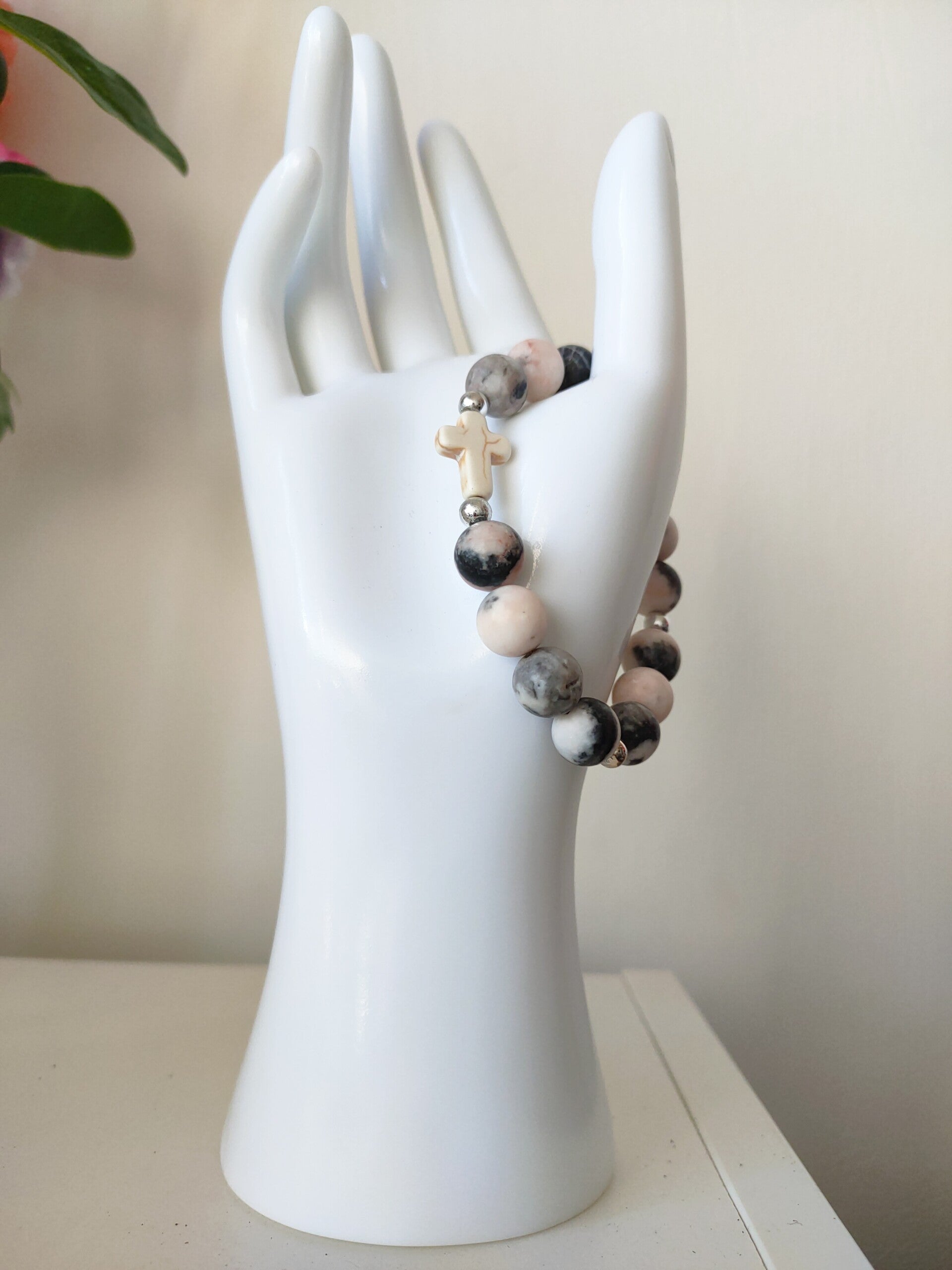 Zwart/roze armband met kruisje