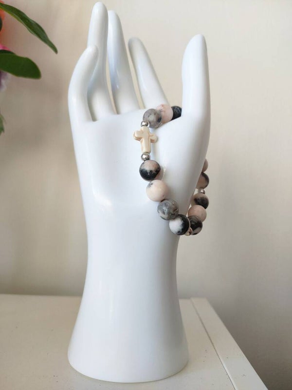 Zwart/roze armband met kruisje