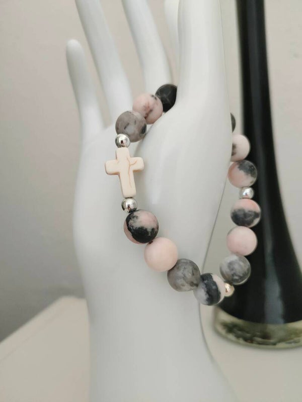Zwart/roze armband met kruisje
