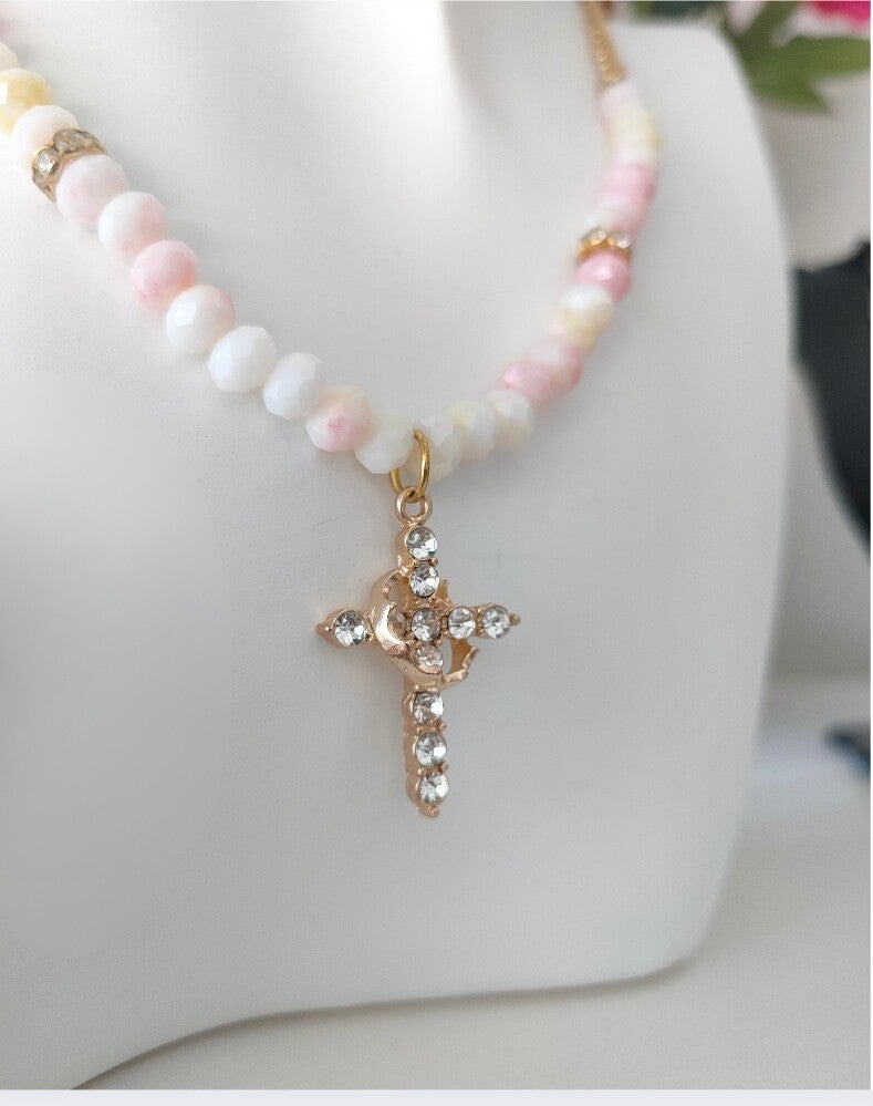 Zacht roze ketting met kruis en kroon